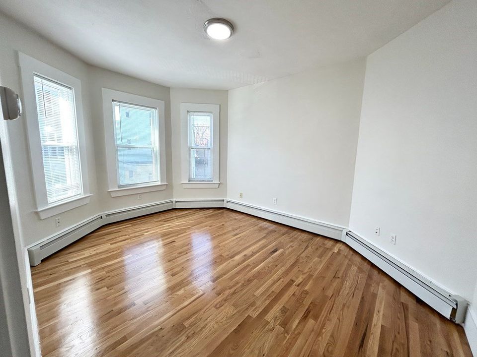 3 Beds 1 Bath Apartment photo'