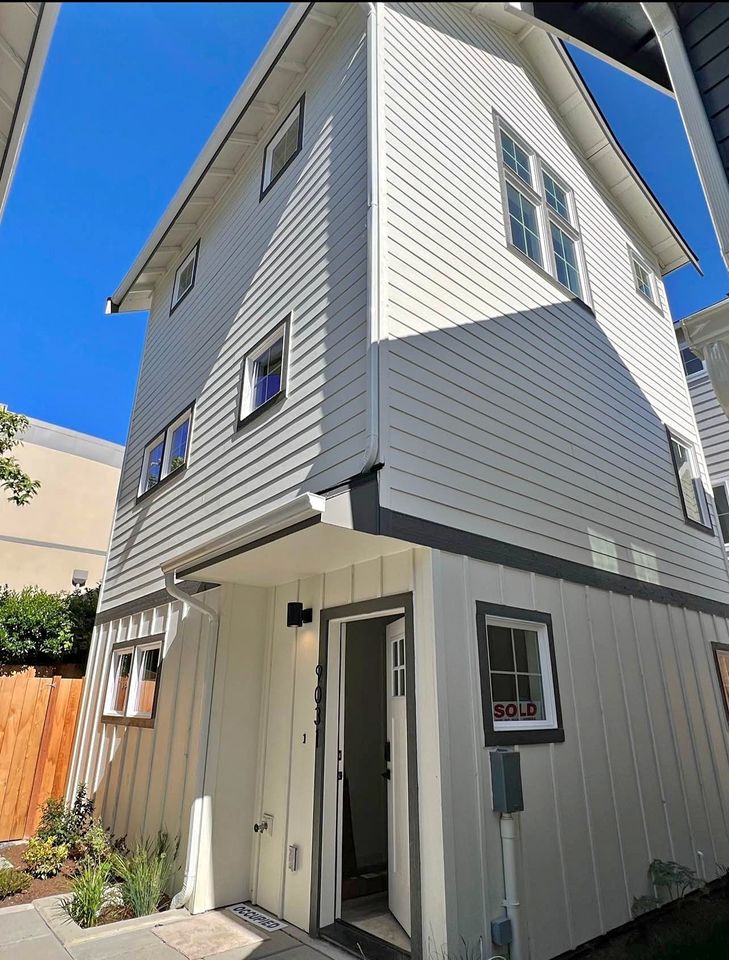 3 Beds 2 Baths - Townhouse