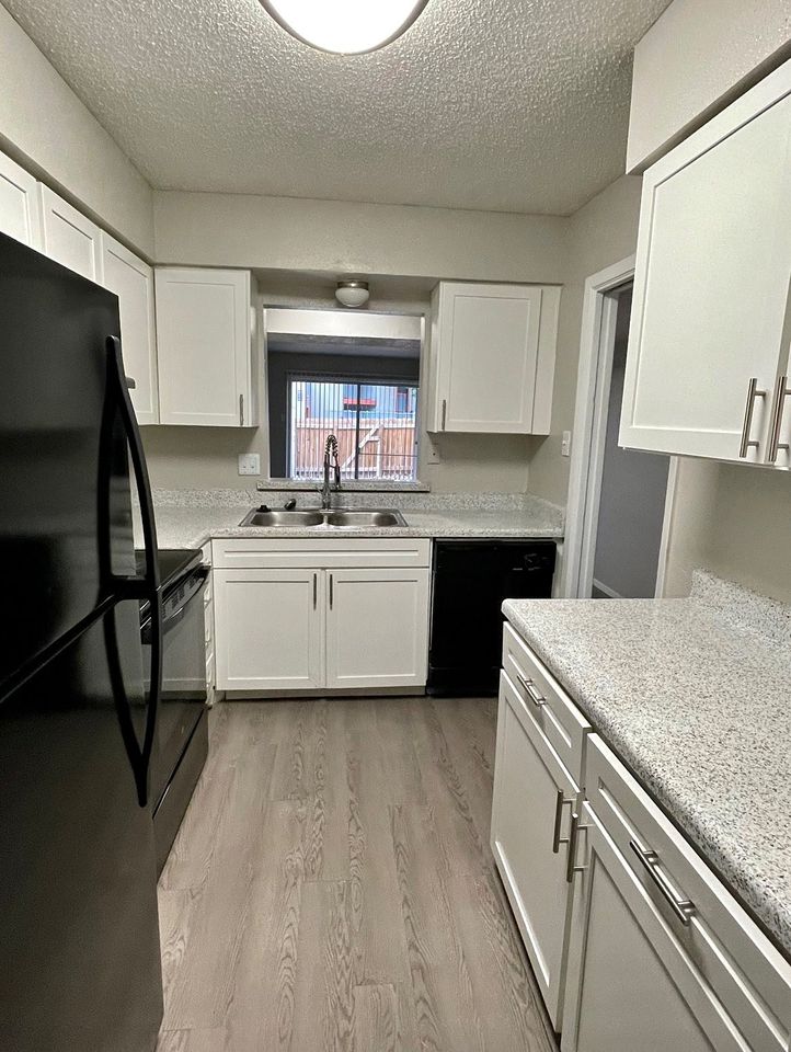 2 Beds 1.5 Baths - Townhouse