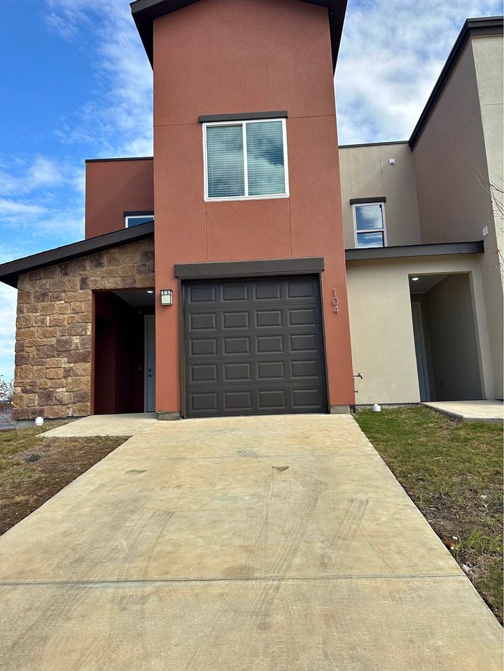 2 Beds 2 Baths - Townhouse