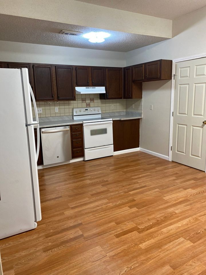 3 Beds 1 Bath Townhouse