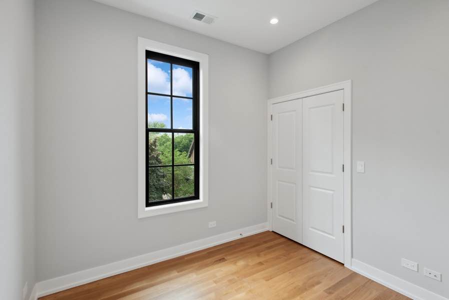 Beautiful & Sunny 3Bd/2.5ba West Town Apartment w/ In Unit Laundry & Central Air! photo'