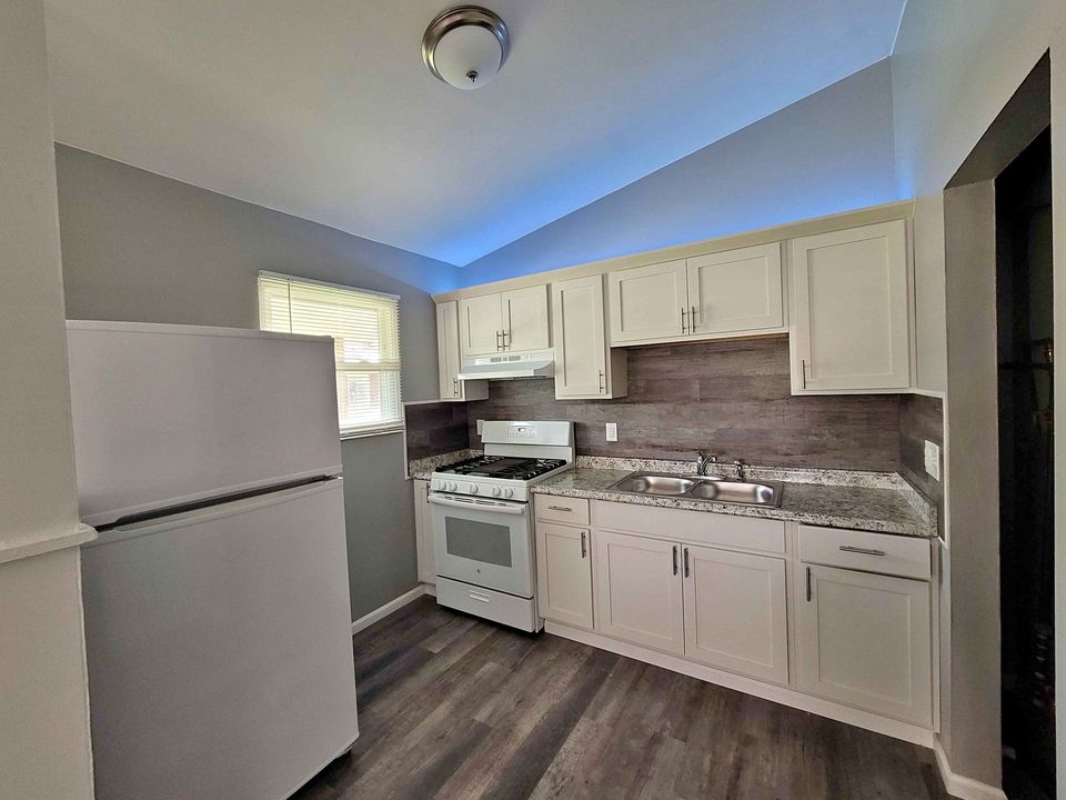 2 Beds 1 Bath - Townhouse