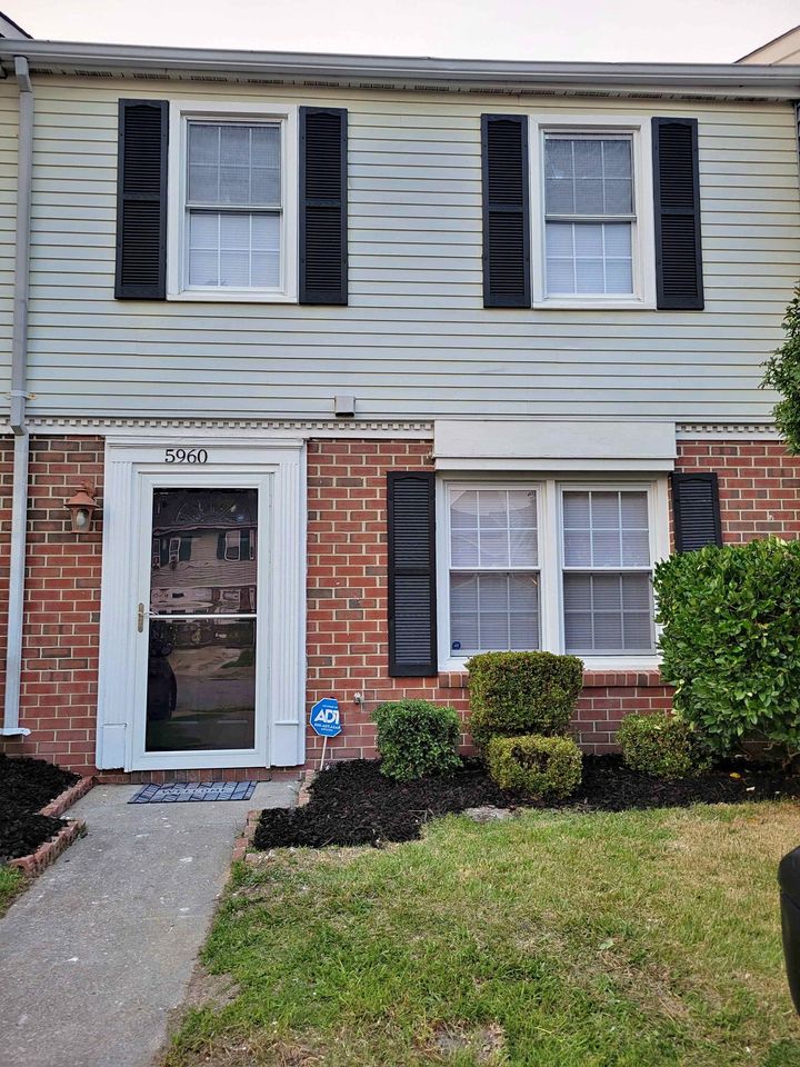 3 Beds 1.5 Baths - Townhouse