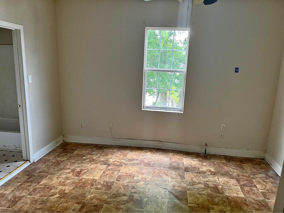 3 Beds 1 Bath - Townhouse