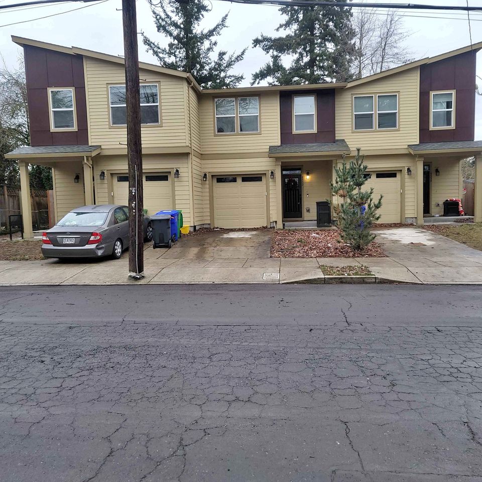 3 Beds 2 Baths - Townhouse