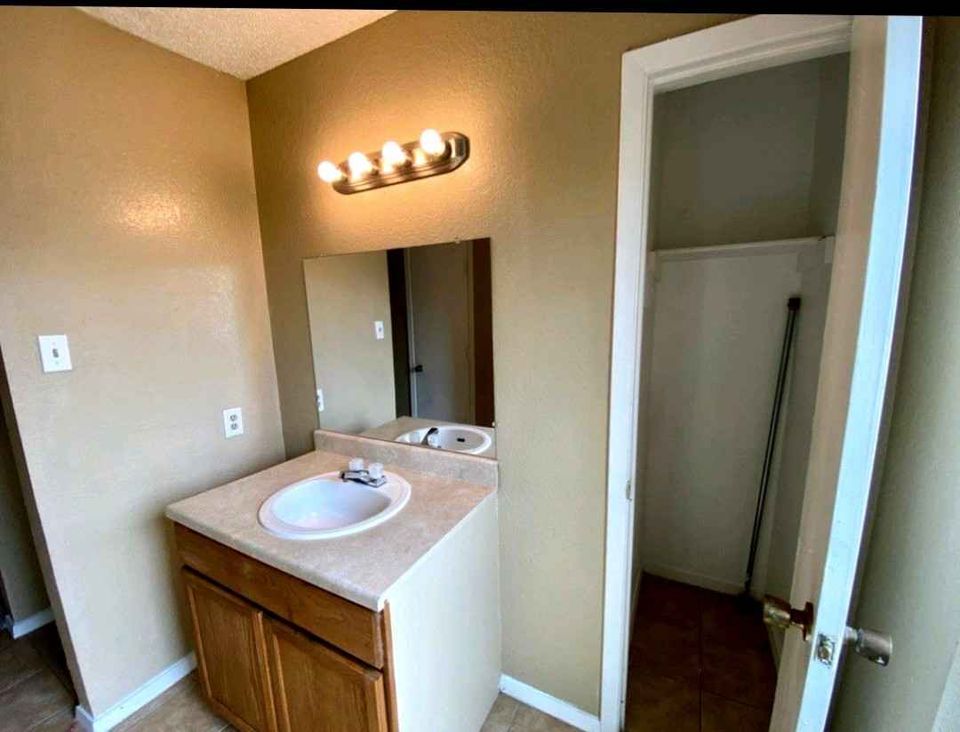 1 Bed 2 Baths - Townhouse photo'