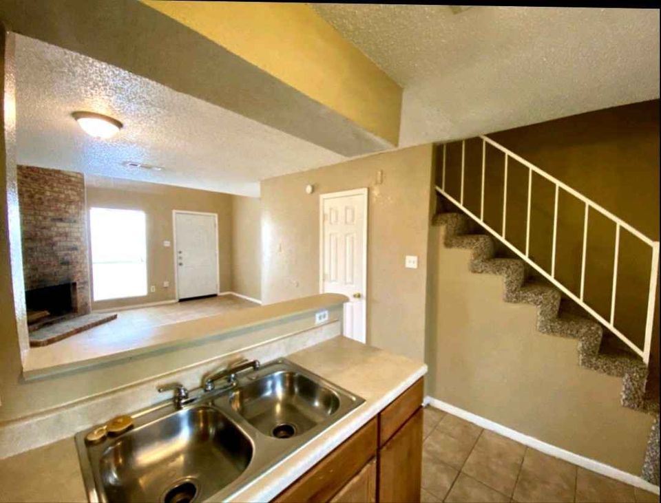 1 Bed 2 Baths - Townhouse photo'