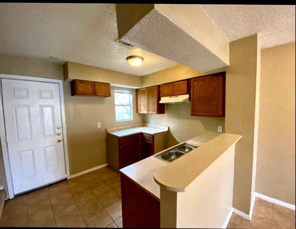 1 Bed 2 Baths - Townhouse photo'