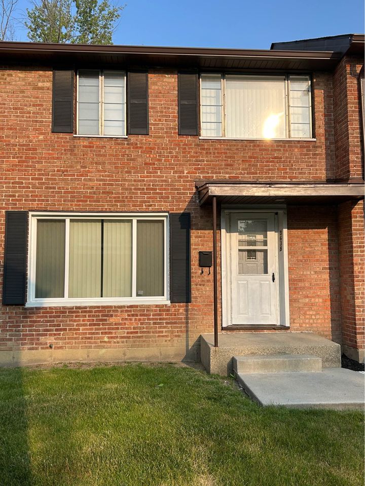 3 Beds 1 Bath - Townhouse