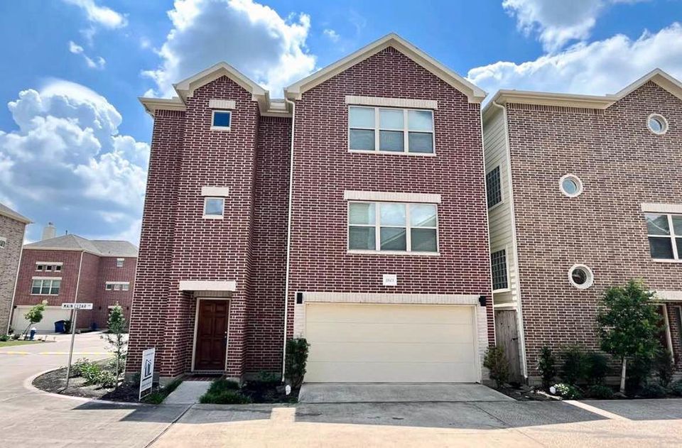 3 Beds 2.5 Baths - Townhouse