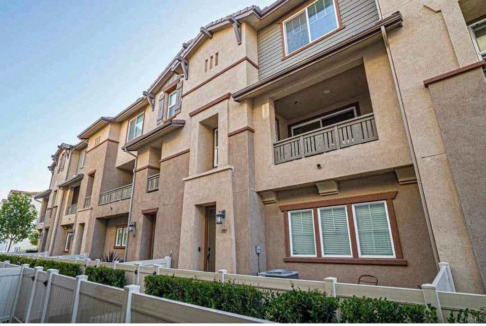 3 Beds 2.5 Baths - Townhouse