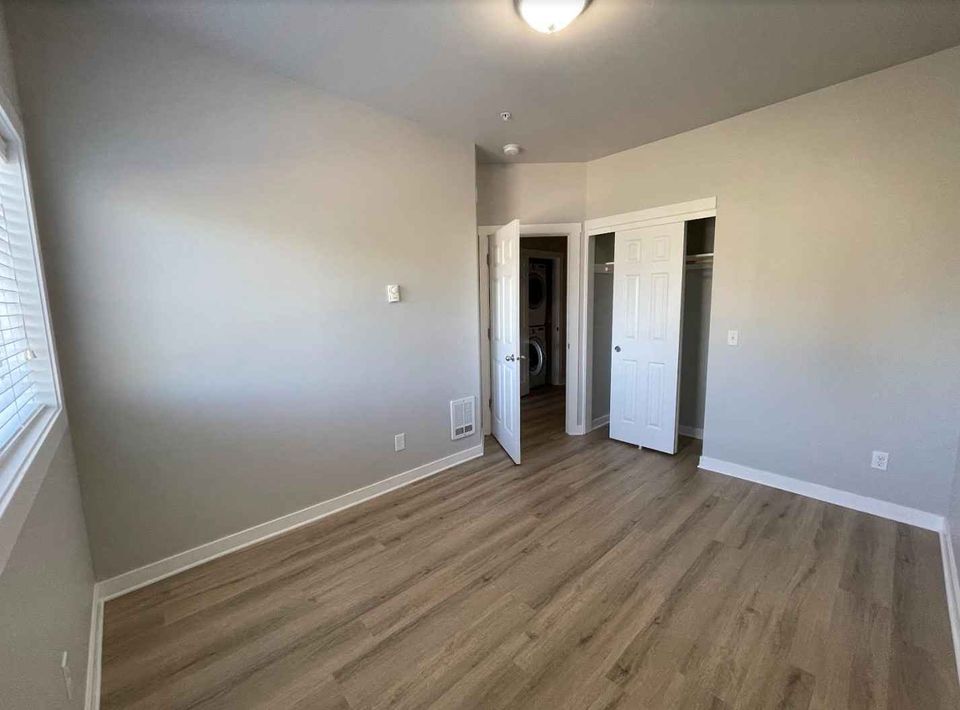 3 Beds 2 Baths - Apartment - 4