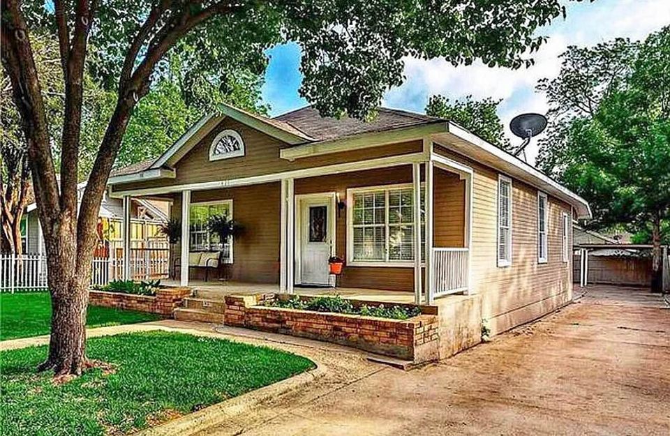Home for Rent in East Dallas - with a Bonus Detached Garage Apartment!