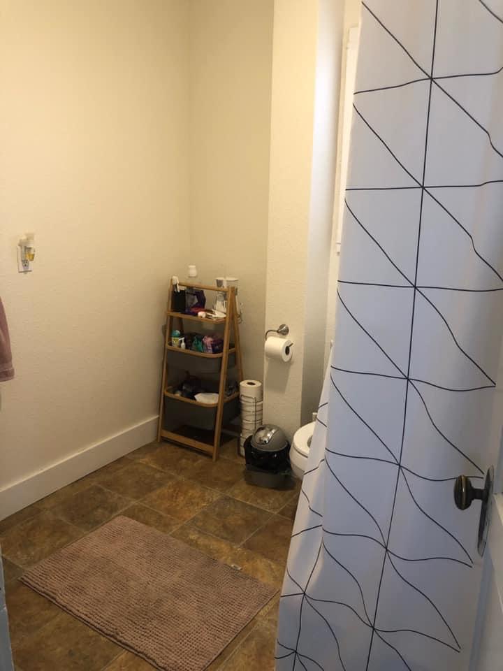 Rooms for Rent in Charming Apartment in Cap Hill photo'