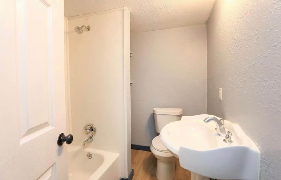 2 Beds 1 Bath - Townhouse photo'