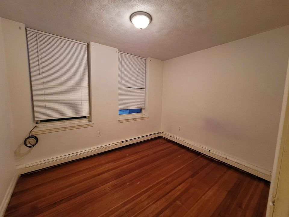 3 Beds 1 Bath - Apartment - 10