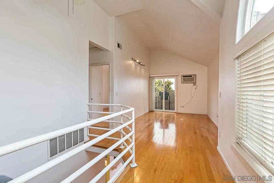 3 Beds 1 Bath - Townhouse