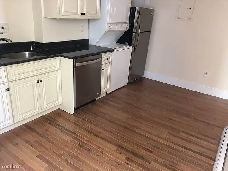 Great deal! South end 3 bedroom for rent photo'