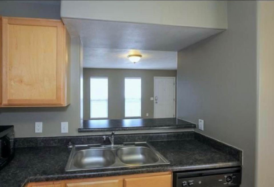 1 Bed 1 Bath - Townhouse photo'