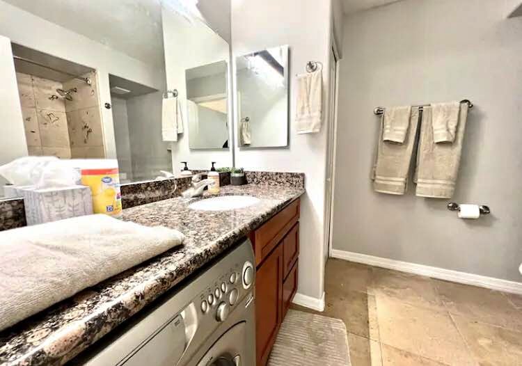 1 Bed 2 Baths - Townhouse