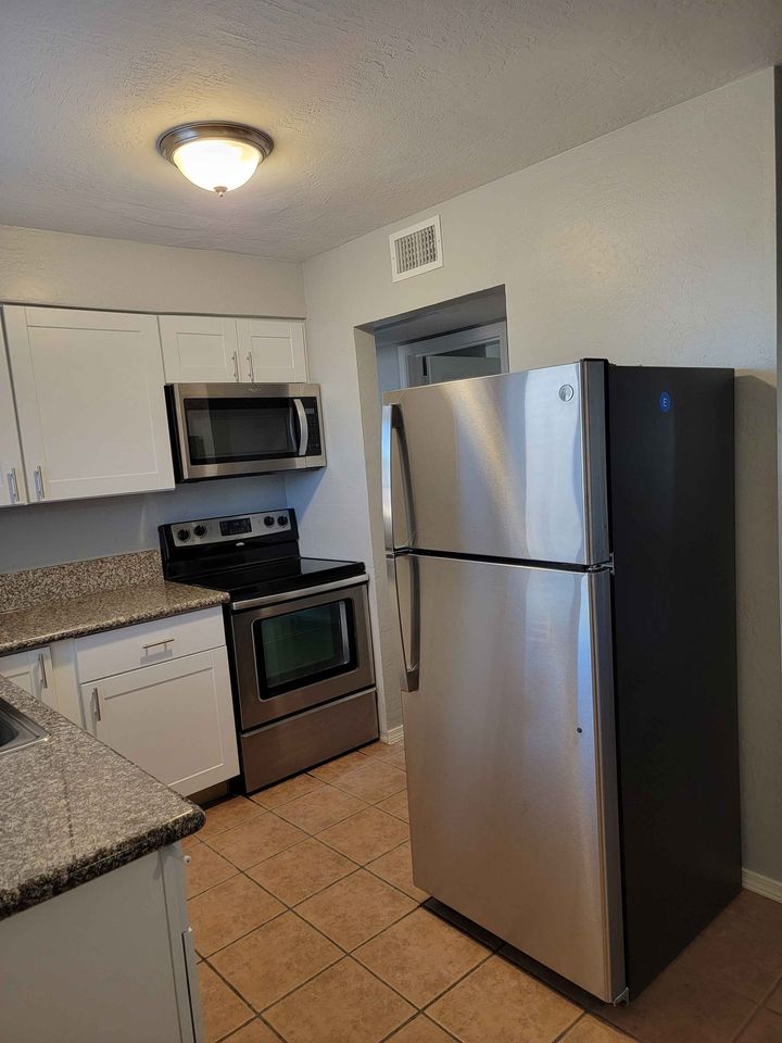 2 Beds 1 Bath - Townhouse photo'