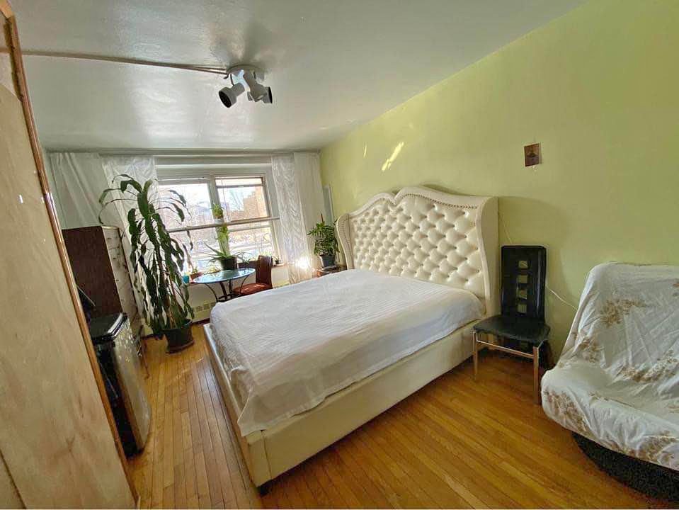 Nice, Sunny Room For Rent, Rego Park, Close to the Subway !