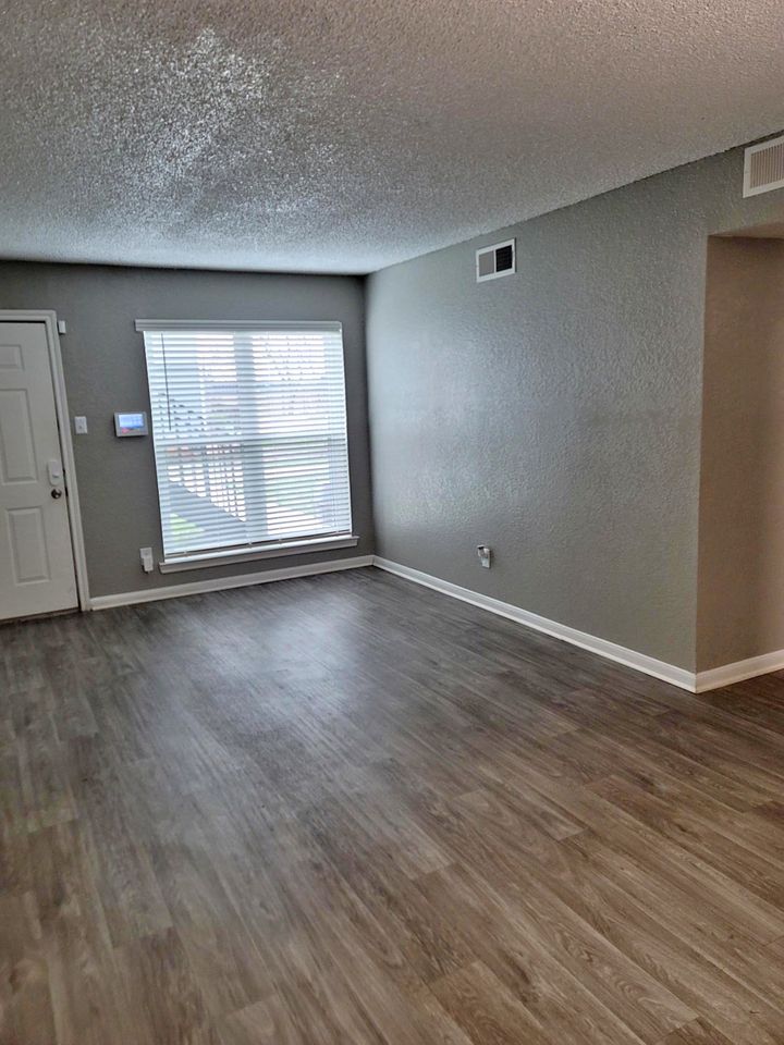 2 Beds 1 Bath Apartment