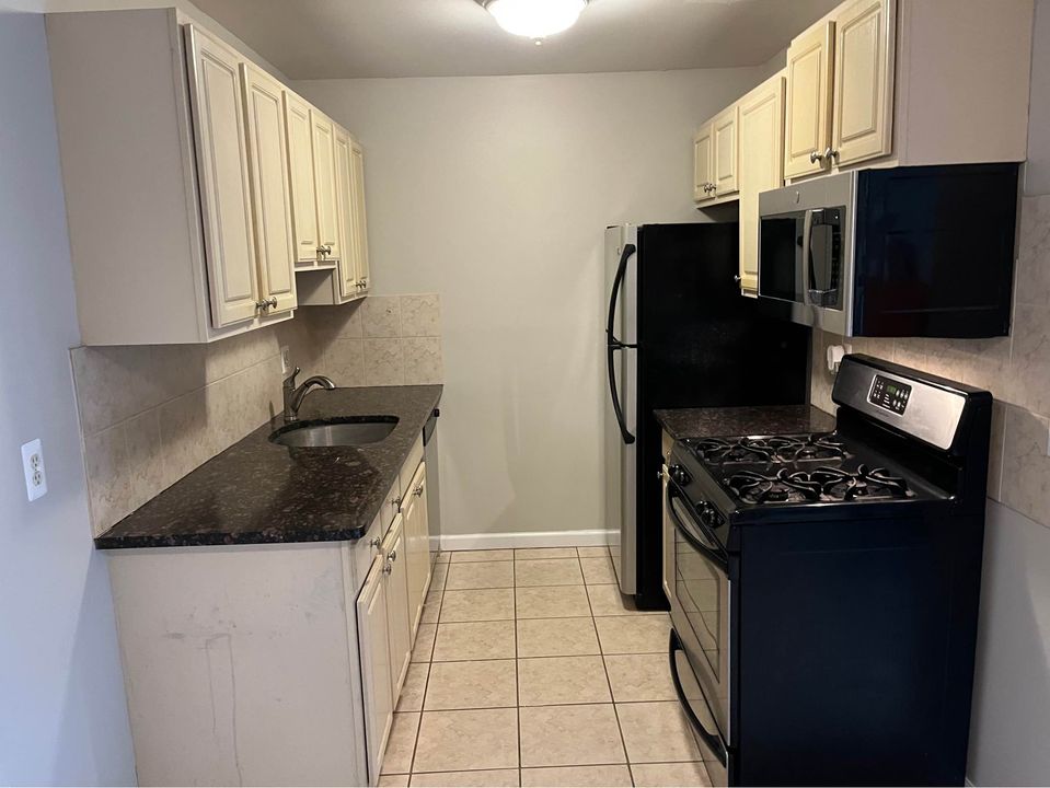 2 Beds 1 Bath - Townhouse photo'