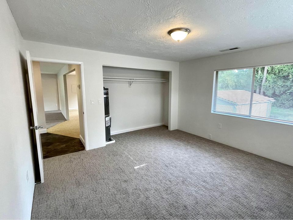 2 Beds 1 Bath - Townhouse photo'