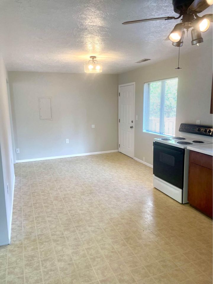 2 Beds 1 Bath - Townhouse photo'