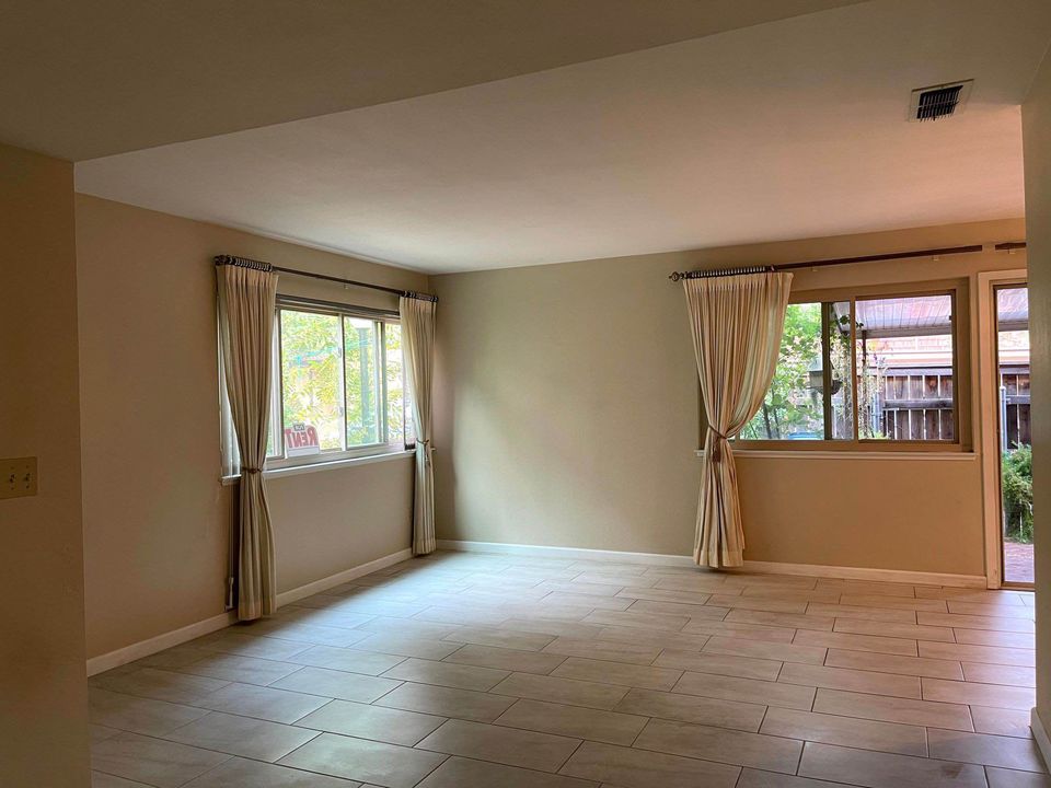 2 Beds 1 Bath - Townhouse photo'