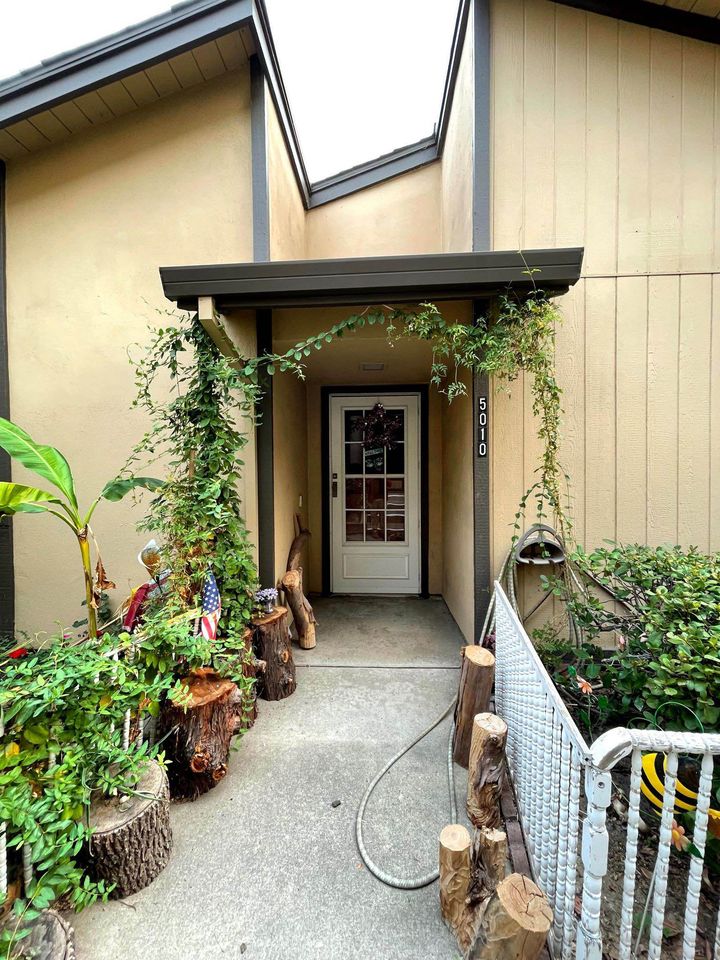 2 Beds 1 Bath - Townhouse photo'