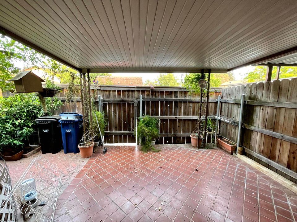 2 Beds 1 Bath - Townhouse photo'