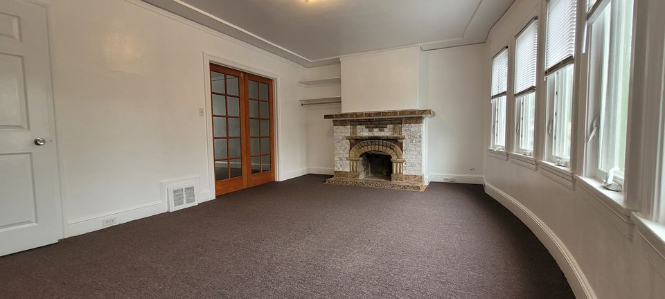 3 beds 1.5 baths Flat photo'