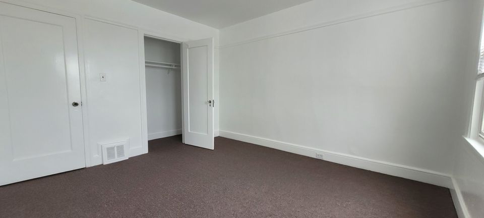 3 beds 1.5 baths Flat photo'