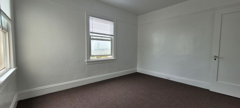 3 beds 1.5 baths Flat photo'