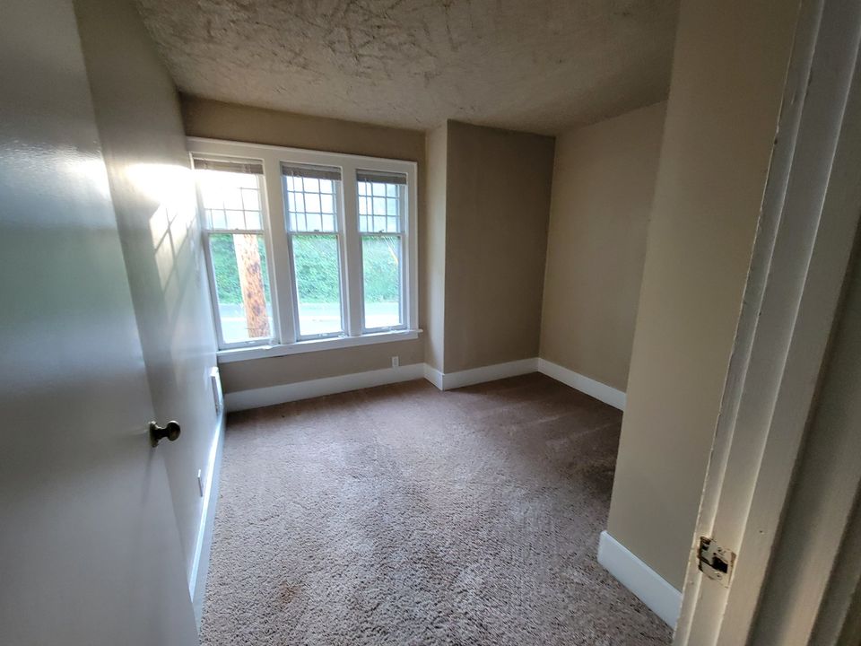 3 Beds 1 Bath Townhouse photo'