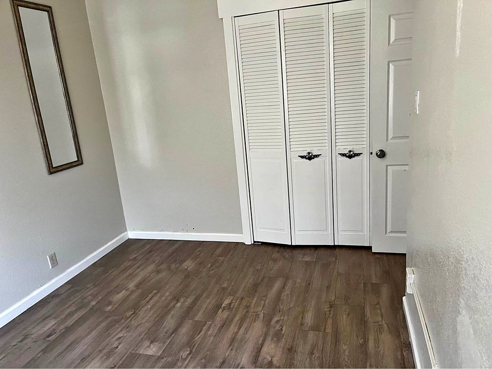 3 Beds 1 Bath - Townhouse