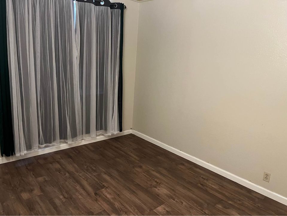 3 Beds 1 Bath - Townhouse - 2