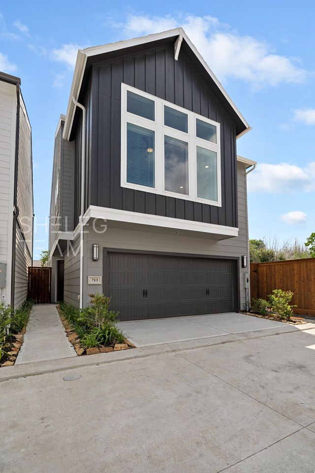 3 Beds 2.5 Baths Townhouse