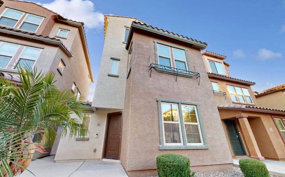 3 Beds 3.5 Baths - Townhouse