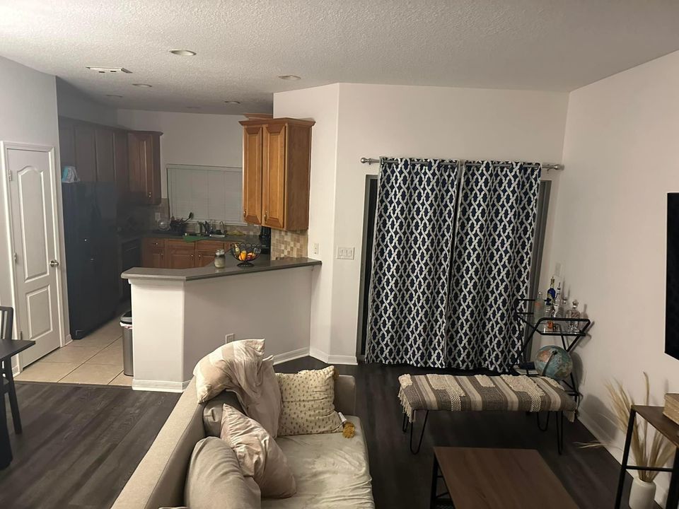 Master bedroom for rent in the Riverview area photo'