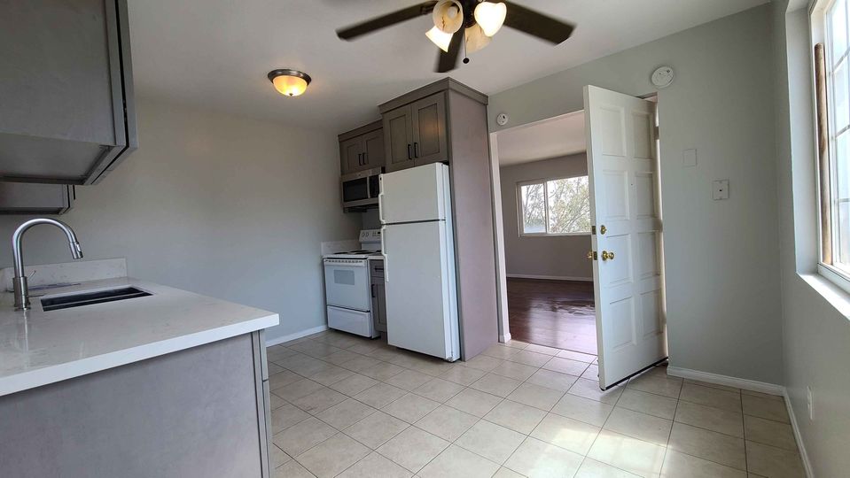 2 Beds 1 Bath - Townhouse photo'