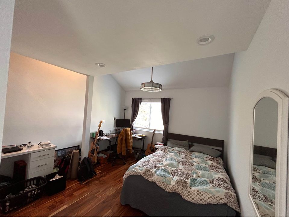 Room for rent in a 2B2B townhouse photo'