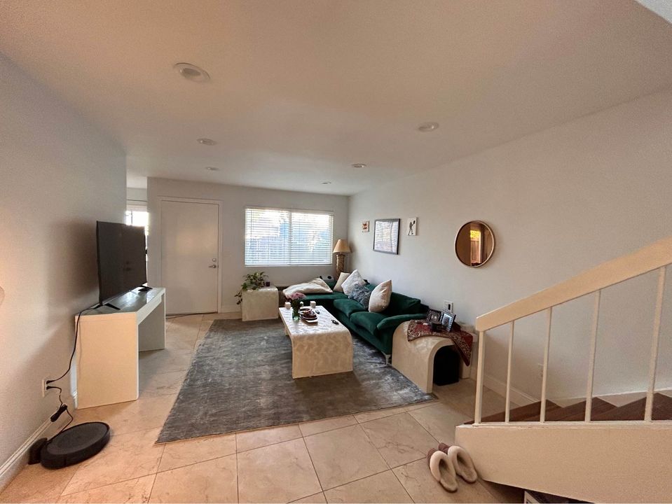 Room for rent in a 2B2B townhouse photo'