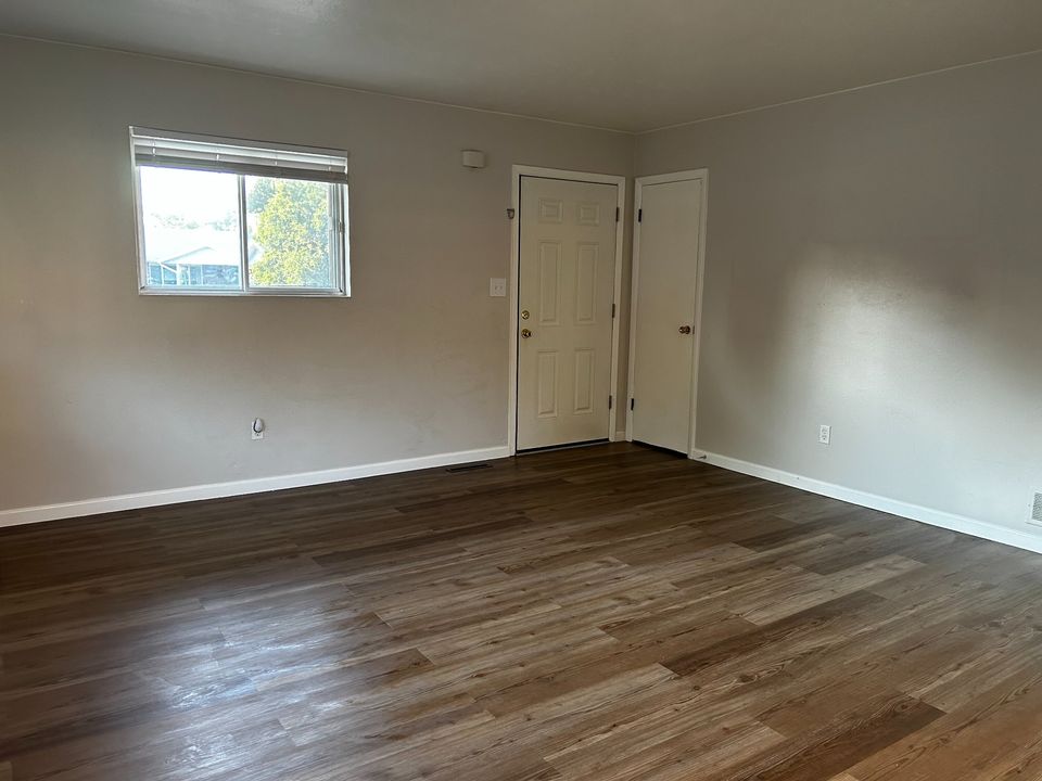 3 Beds 1 Bath Townhouse photo'