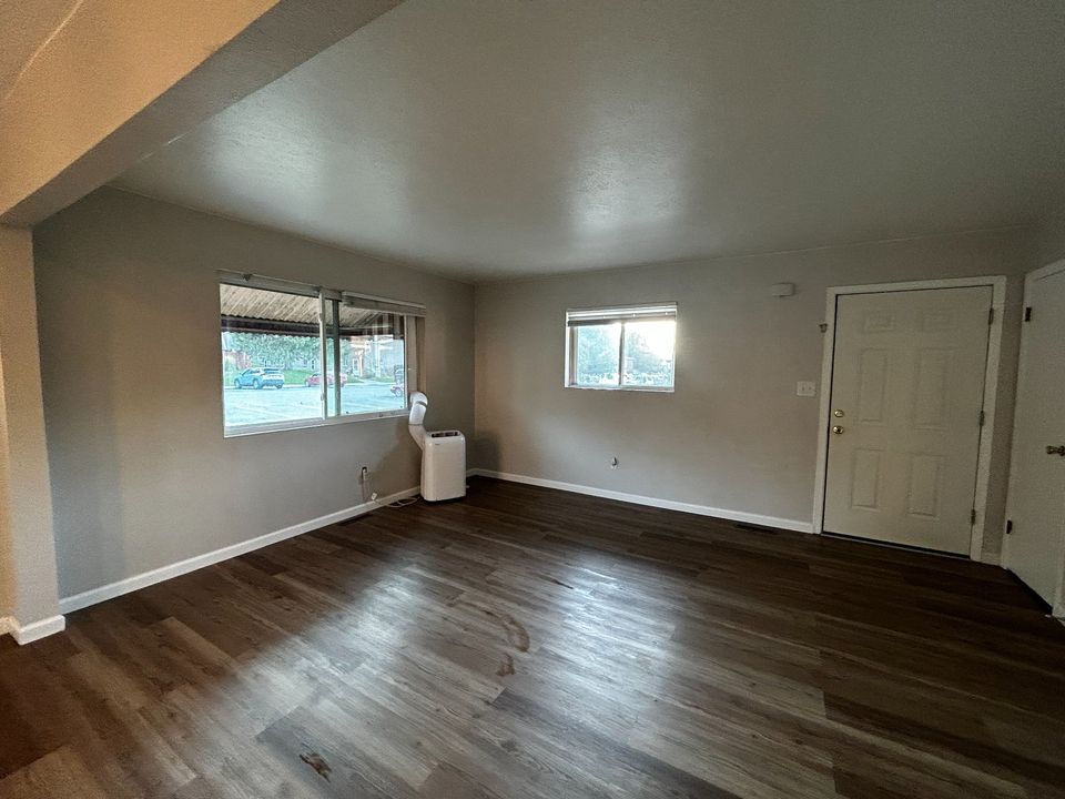 3 Beds 1 Bath Townhouse photo'