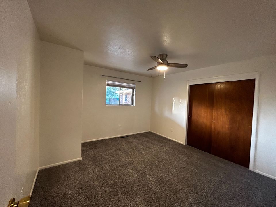 3 Beds 1 Bath Townhouse photo'