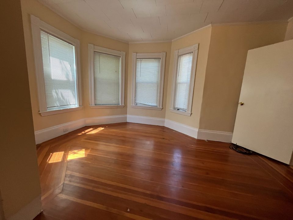 3 Beds 1 Bath Apartment photo'